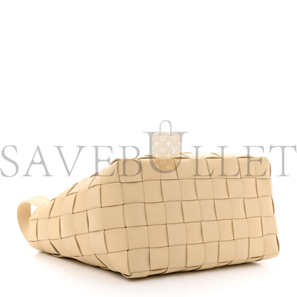 BOTTEGA VENETA LAMBSKIN MAXI INTRECCIATO BOWLING CASSETTE SHOULDER BAG PORRIDGE (27*27*15cm) BOTTEGA VENETA LAMBSKIN MAXI INTRECCIATO BOWLING CASSETTE SHOULDER BAG PORRIDGE (27*27*15cm)